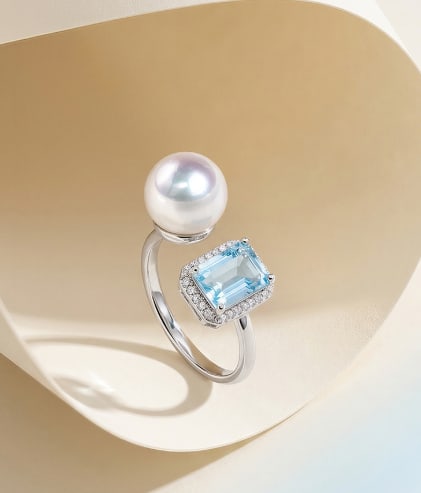 18K Gold Blue Topaz Akoya Pearl Ring: This ring features an 18K gold base, set with blue topaz and Akoya sea pearls, exuding an elegant aura. The pearl measures 9-9.5mm in diameter, with a round shape and slight blemishes, boasting a supe