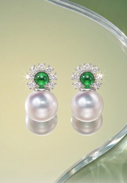 18K Gold Diamond, Jadeite Jade & Akoya Pearl Stud Earrings: These earrings feature an 18K gold base, set with jadeite and Akoya pearls, exuding an elegant and intellectual beauty. The pearls measure 8-8.5mm in diameter, with a slightly blemished, highly lustro