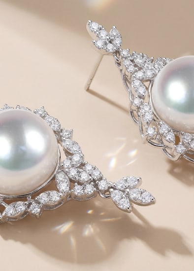 18K Gold GIA Venus Australian White Pearl Earrings: These earrings are meticulously crafted in 18K gold, featuring GIA Venus grade Australian white pearls, exuding unparalleled elegance. The pearls are round and lustrous, with minimal blemishes, enhanc