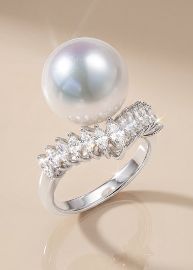 18K Gold Australian White Pearl Ring: This ring features a lustrous Australian white pearl set in 18K gold, with a smooth and elegant design. The marquise diamonds add a touch of sophistication, making it a truly exquisite piece. (Main st