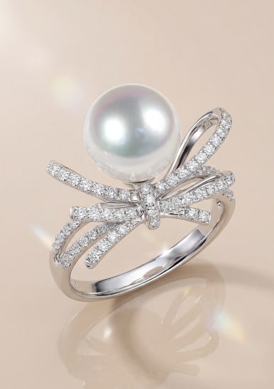 18K Gold Natural Australian White Pearl Ring: This ring features an 18K gold base set with diamonds, highlighting the elegance and nobility of the pearl. The pearl measures 11-12 mm in diameter, with a very slight blemish and gemstone luster addi