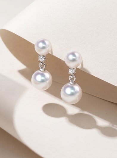 18K Gold Akoya Pearl Earrings: These earrings are crafted in 18K gold, set with Akoya pearls, showcasing exquisite elegance. The vintage court design is adorned with diamonds of varying sizes, adding unique charm. The pearls are ro