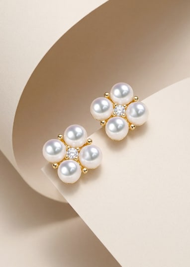 S925 Silver Akoya Pearl Earrings: These earrings feature elegant Akoya saltwater pearls with a lustrous sheen and slight blemishes that enhance their natural beauty. Paired with S925 silver, they exude a simple yet noble style. Suitab