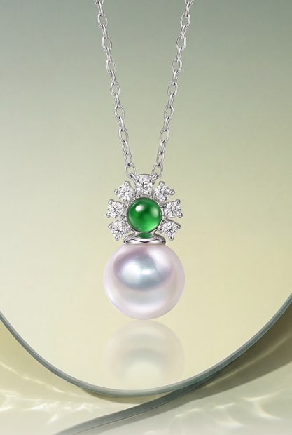 18K Gold Jadeite Akoya Pearl Pendant: This pendant features an 18K gold base, set with jadeite and Akoya pearls, exuding an aura of elegance and nobility. The pearls measure 8-8.5mm in diameter, with a bright luster and slight blemishes. 