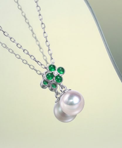 18K Gold Diamond, Jadeite Jade & Akoya Pearl Pendant: This pendant is meticulously crafted in 18K gold, featuring jadeite and Akoya pearls, exuding an aura of elegance and nobility. The pearls measure 8-8.5mm in diameter, with slight blemishes but except