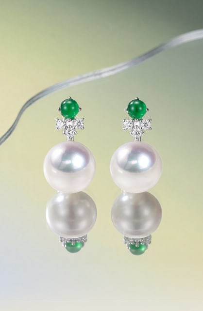 18K Gold Diamond, Jadeite Jade & Akoya Pearl Stud Earrings: These earrings feature 18K gold set with jadeite and Akoya pearls, embodying an elegant Chinese style. The pearls measure 7-7.5mm in diameter, with a round shape and slight blemishes, boasting a brill