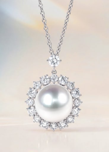 18K Gold South Sea White Pearl Pendant: This pendant necklace is meticulously crafted in 18K gold, featuring a South Sea white pearl with exceptional luster and minimal blemishes. The round pearl harmonizes with the brilliance of the lab-gr