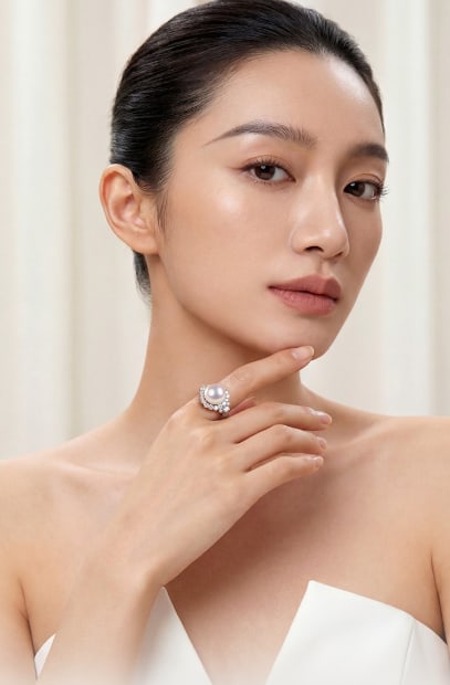 18K Gold South Sea White Pearl Ring: This ring features an 18K gold base set with a South Sea white pearl, showcasing the pearl's natural luster and noble quality. The pearl's strong luster and minimal blemishes make it a valuable collec