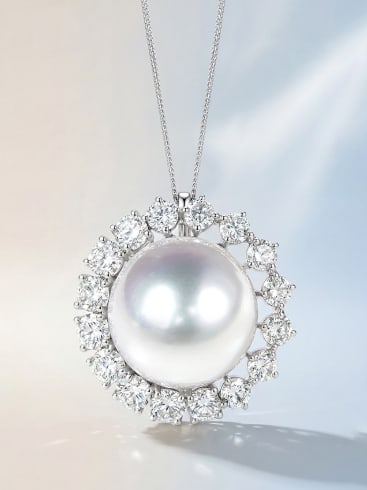 18K Gold South Sea White Pearl Pendant: This pendant necklace is crafted in 18K gold, featuring a South Sea white pearl with exceptional luster and minimal blemishes. The round pearl complements the brilliance of the lab-grown diamonds, exu