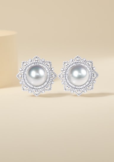18K Gold Venus Quality Australian White Pearl Earrings: These earrings are meticulously crafted in 18K gold, featuring Venus quality Australian white pearls, exuding a luxurious and cool elegance. The pearls measure 11-12mm in diameter, perfectly round wit
