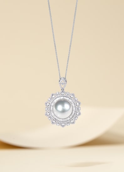 18K Gold GIA Certified Australian White Pearl Pendant: This pendant is meticulously crafted in 18K gold, featuring a luxurious Australian white pearl that exudes unparalleled elegance and nobility. The pearl measures 13-14mm in diameter, perfectly round w