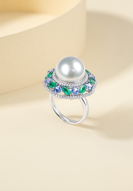 18K Gold Natural Diamond Emerald Sapphire Pearl Ring: This 18K gold ring is set with diamonds, emeralds, and sapphires, complemented by a South Sea Australian white pearl, exuding an elegant and noble aura. The pearl measures 13-14 mm in diameter, perfec