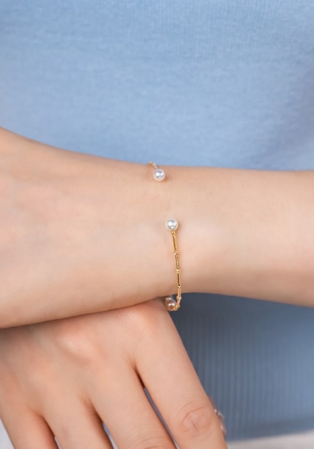 18K Gold Akoya Pearl Bracelet: This bracelet features 18K gold paired with Akoya pearls, showcasing the natural luster and elegance of the pearls. The pearls' pink champagne hue adds a fresh and natural touch to the bracelet. Suita