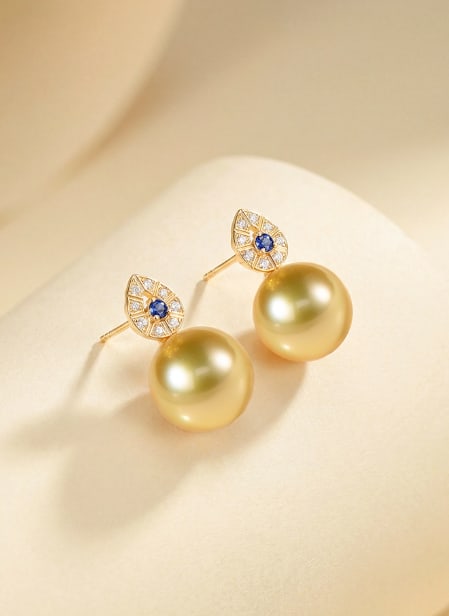 18K Gold South Sea Golden Pearl Earrings: These earrings feature 18K gold set with diamonds and sapphires, exuding an elegant and refined aura. The South Sea golden pearls are distinguished by their tea-gold hue and ultra-bright luster, with 