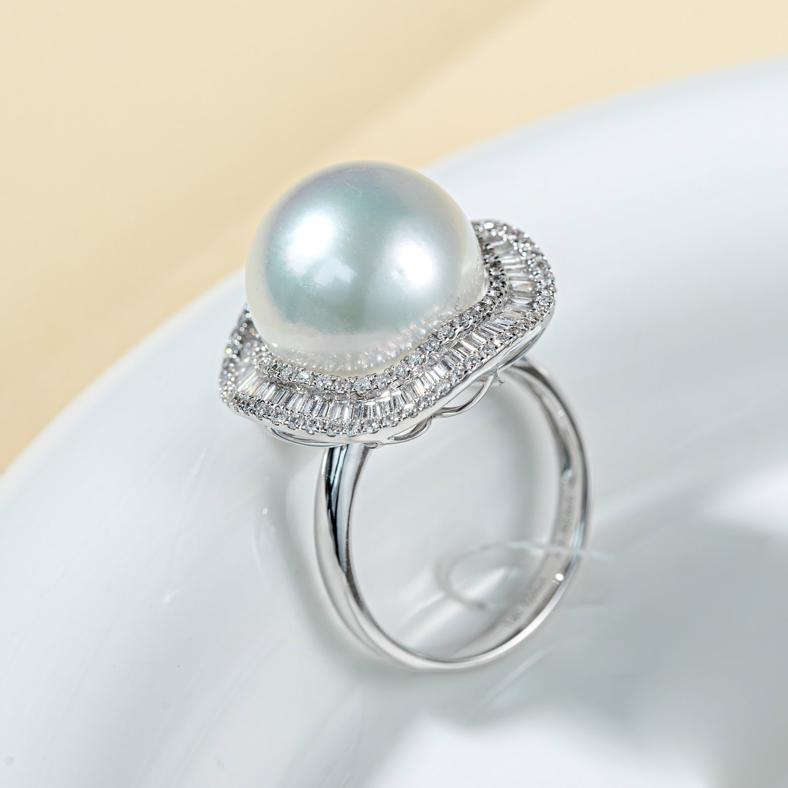 18K Gold South Sea White Pearl Ring: This ring features an elegant South Sea white pearl set in 18K gold, showcasing the natural luster and noble quality of the pearl. The round shape of the pearl complements the sheen of the 18K gold, m