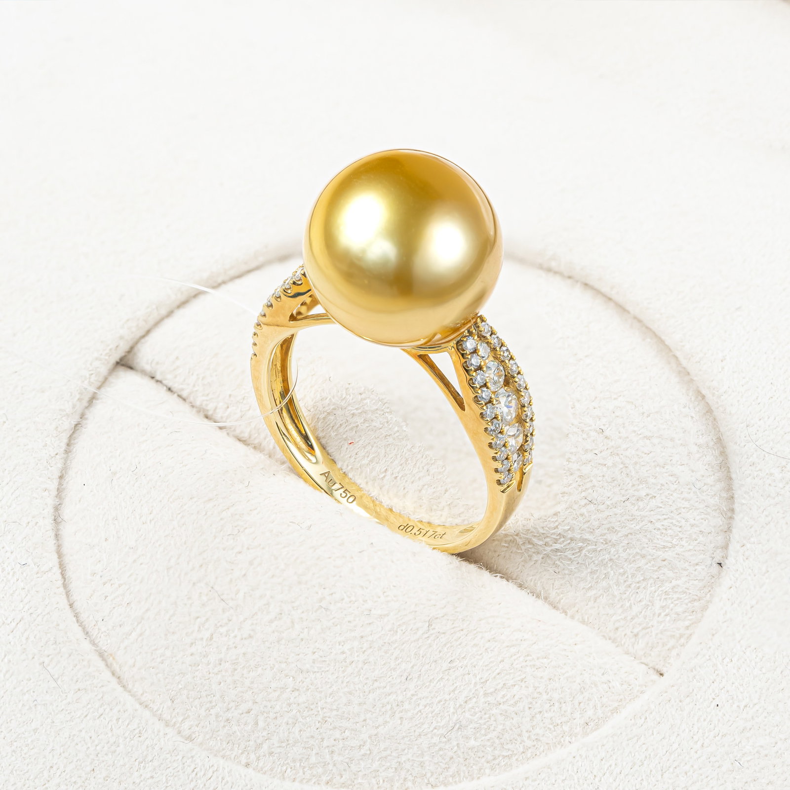 18K Gold Yellow Diamond South Sea Golden Pearl Ring: This ring features a base of 18K gold, adorned with brilliant yellow diamonds and a precious South Sea golden pearl, exuding an aura of elegance and nobility. The luster of the pearl complements the s
