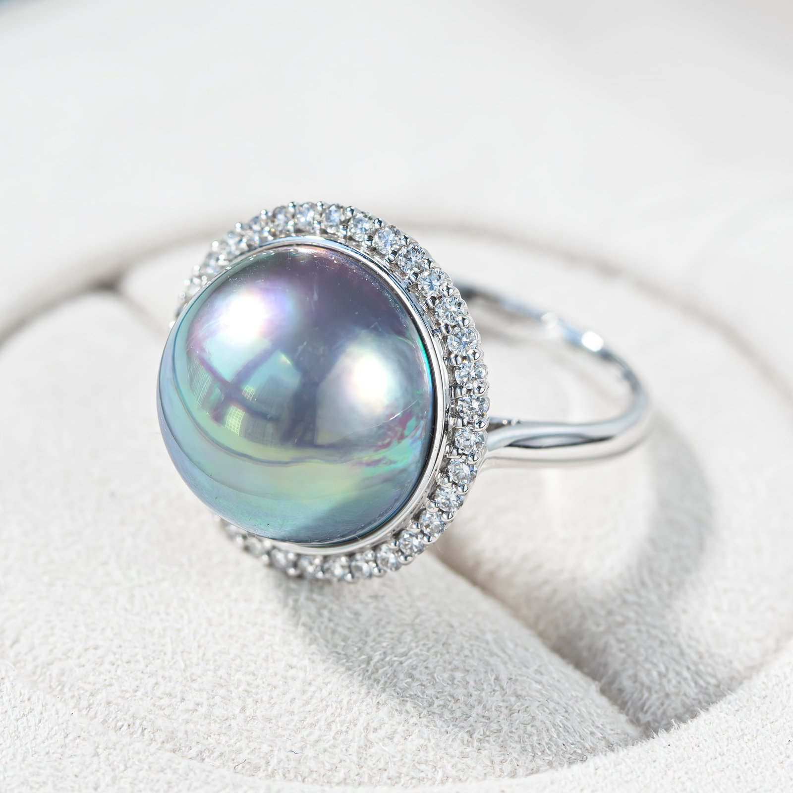 18K Gold Diamond Mabe Pearl Ring: This ring is meticulously crafted in 18K gold, set with sparkling diamonds and Amami Mabe pearl, exuding a noble and elegant aura. The luster of the Mabe pearl complements the brilliance of the diamon