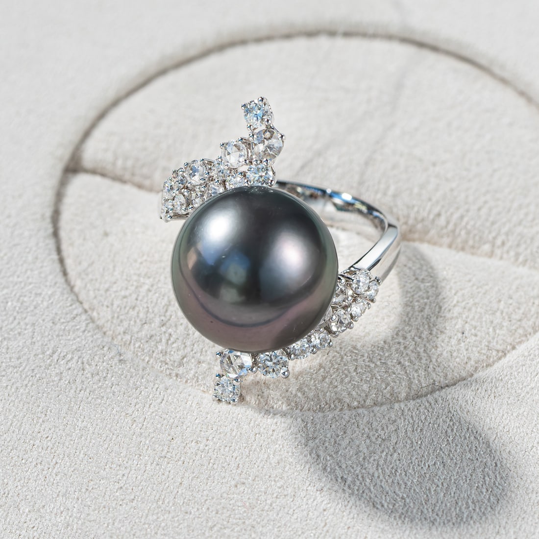 18K Gold Tahitian Pearl Ring: This ring is meticulously crafted in 18K gold, featuring an elegant Tahitian pearl that showcases its natural luster and noble aura. The deep hue of the pearl complements the brilliance of the 18K gol