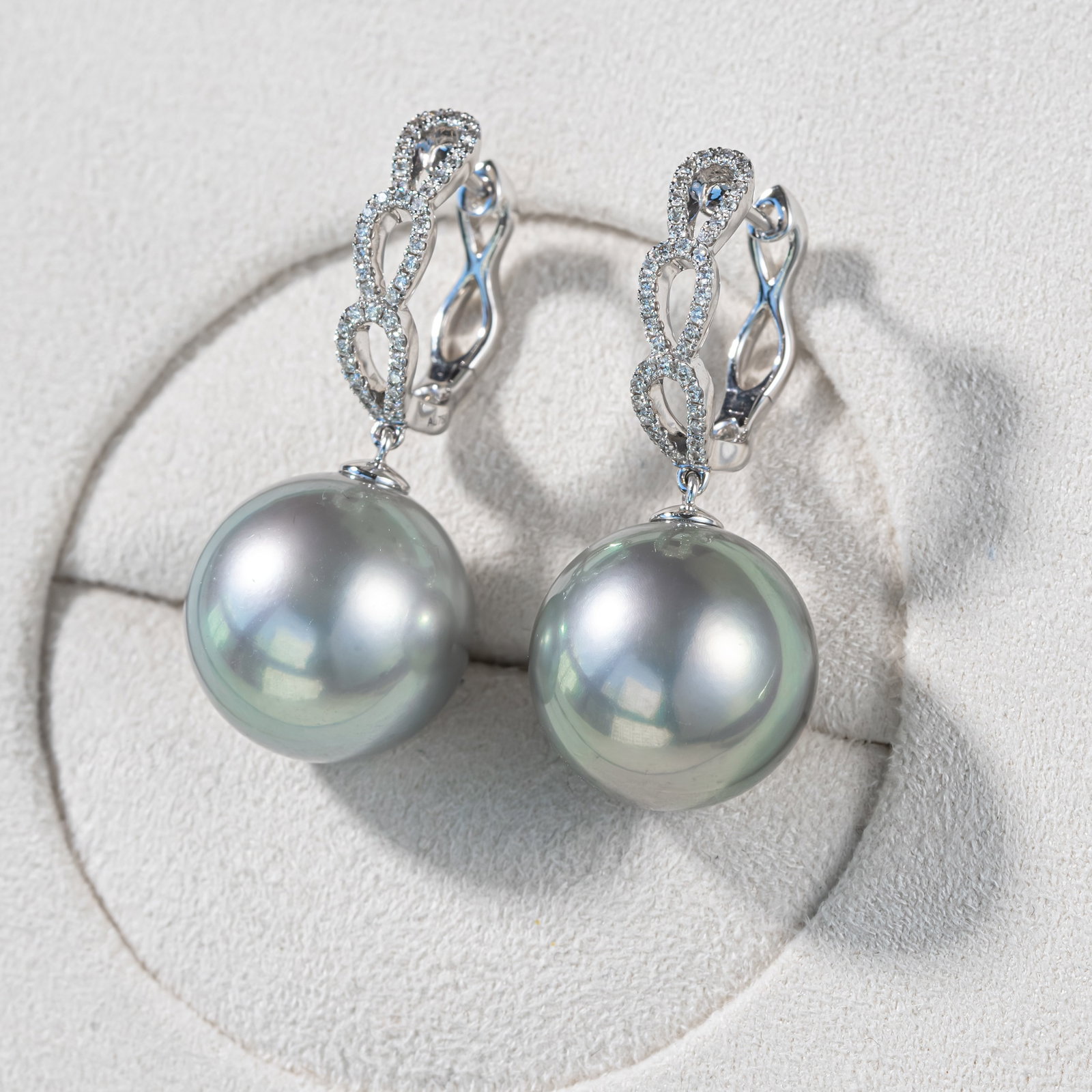 18K Gold Tahitian Pearl Earrings: These earrings are meticulously crafted in 18K gold, paired with Tahitian pearls, showcasing a perfect blend of elegance and luxury. The lustrous pearls complement the brilliance of the metal, suitabl