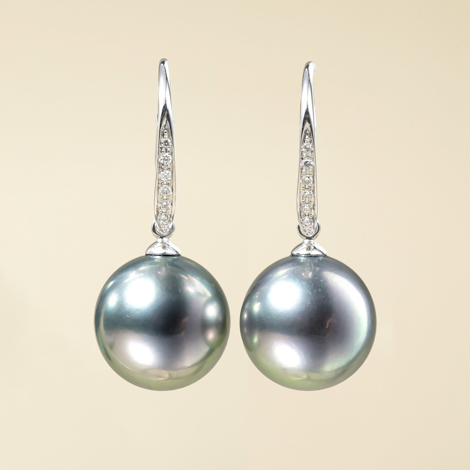 18K Gold Tahitian Pearl Earrings: These earrings are meticulously crafted in 18K gold, featuring Tahitian pearls that exude an aura of elegance and nobility. The natural luster of the pearls complements the brilliance of the metal, ma
