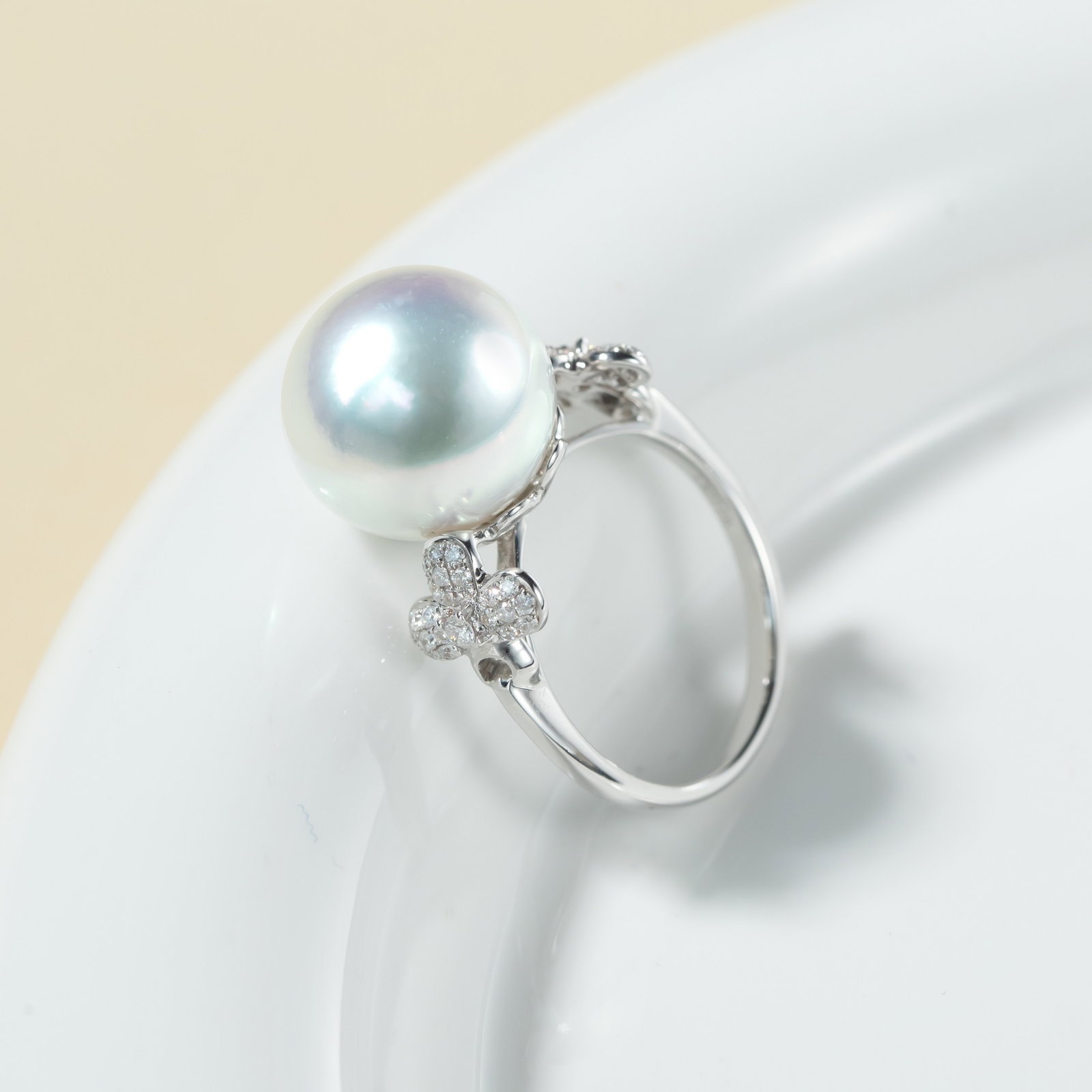18K Gold South Sea White Pearl Ring: This ring is meticulously crafted in 18K gold, set with an elegant South Sea white pearl, showcasing the natural luster and noble quality of the pearl. The pure hue of the pearl complements the brilli