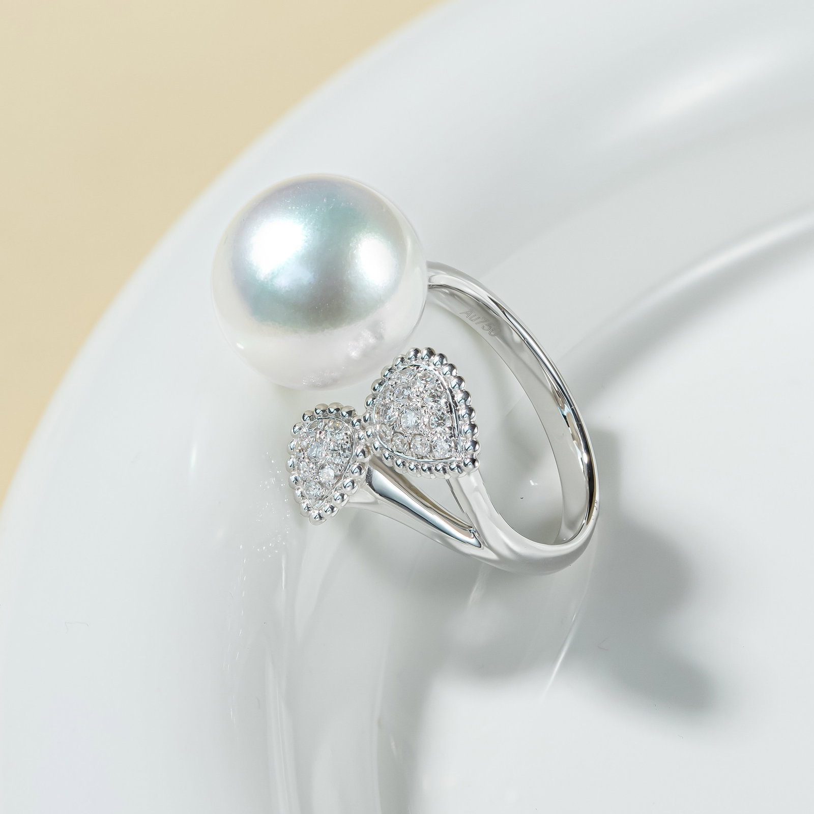18K Gold South Sea White Pearl Ring: This ring is meticulously crafted in 18K gold, set with an elegant South Sea white pearl, showcasing a perfect blend of nobility and elegance. The luster of the pearl complements the brilliance of the