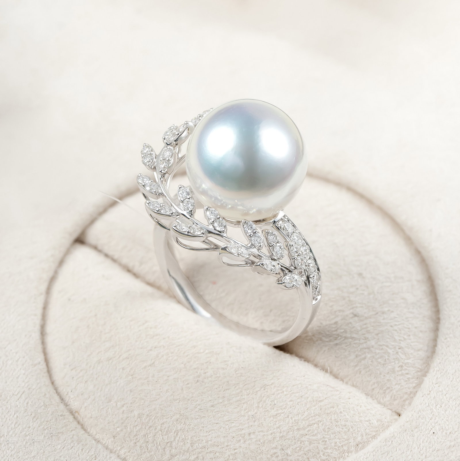 18K Gold South Sea White Pearl Ring: This ring features an 18K gold base set with an elegant South Sea white pearl, showcasing the natural luster and noble temperament of the pearl. The pearl size is 13-14mm, perfectly complementing the 