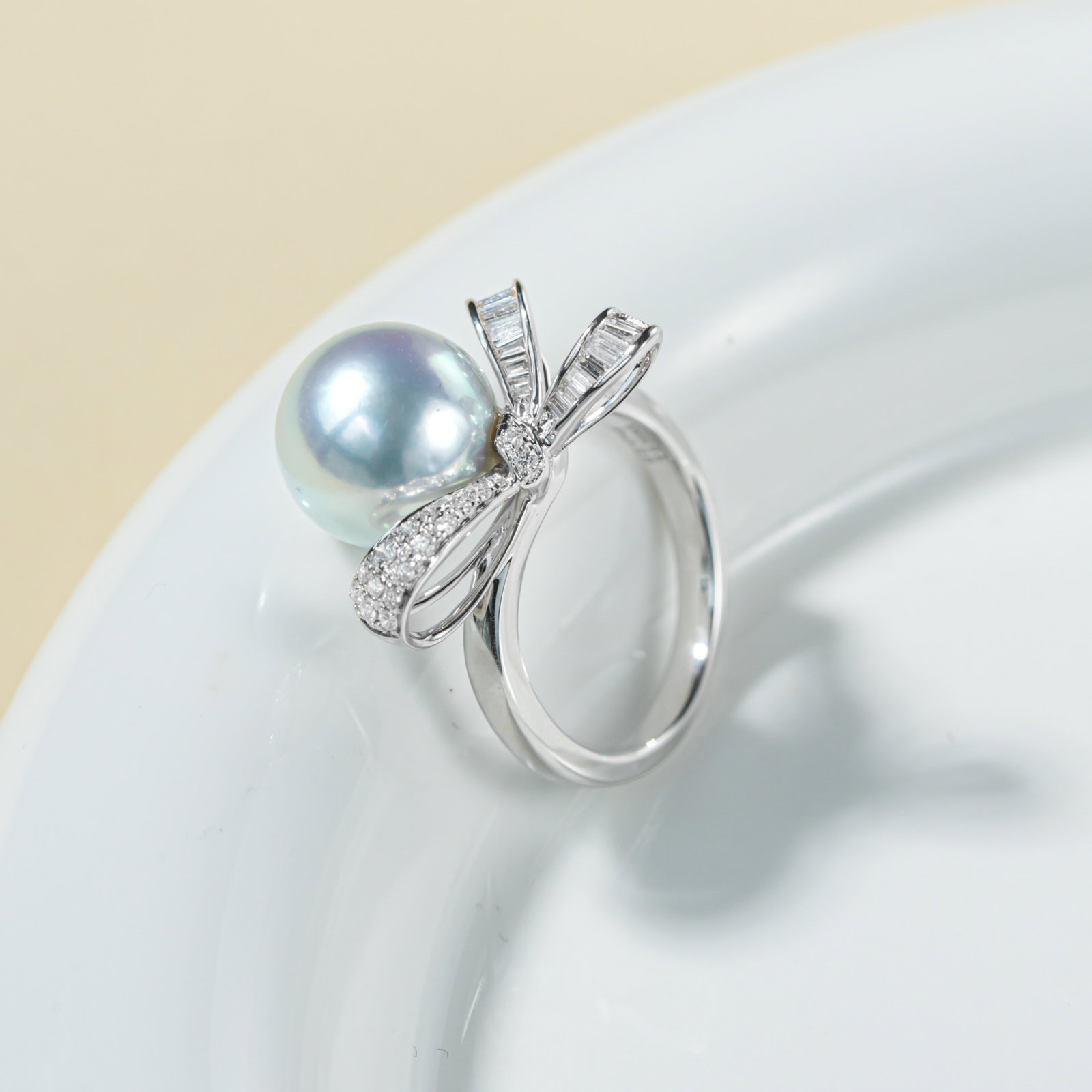 18K Gold South Sea White Pearl Ring: This ring is meticulously crafted in 18K gold, set with an elegant South Sea white pearl, showcasing the natural luster and noble temperament of the pearl. The pure color of the pearl complements the 