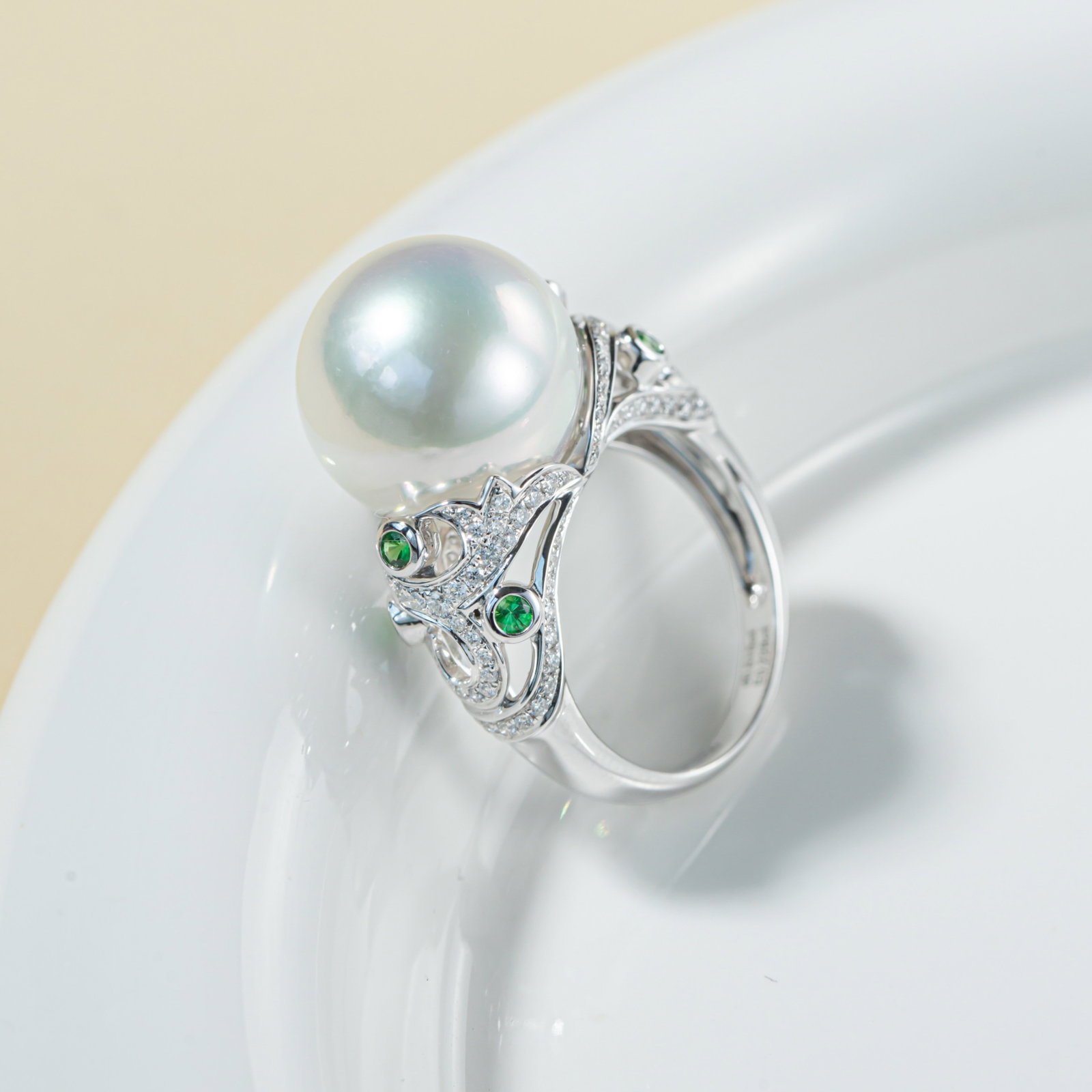 18K Gold South Sea White Pearl Ring: This ring is meticulously crafted in 18K gold, set with a South Sea white pearl, showcasing the pearl's natural luster and noble aura. The round shape of the pearl complements the brilliance of the di