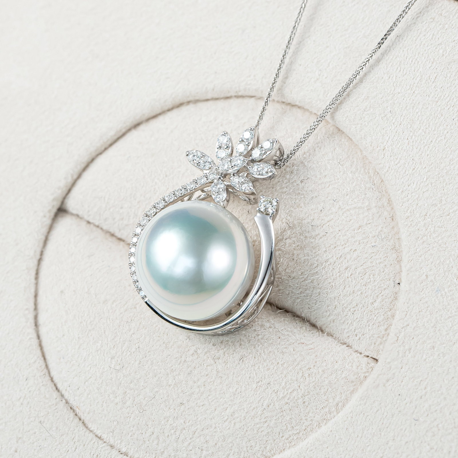 18K Gold South Sea White Pearl Pendant: This pendant is meticulously crafted in 18K gold, featuring a South Sea white pearl that exudes an aura of elegance and nobility. The lustrous pearl complements the brilliance of 18K gold, making it s