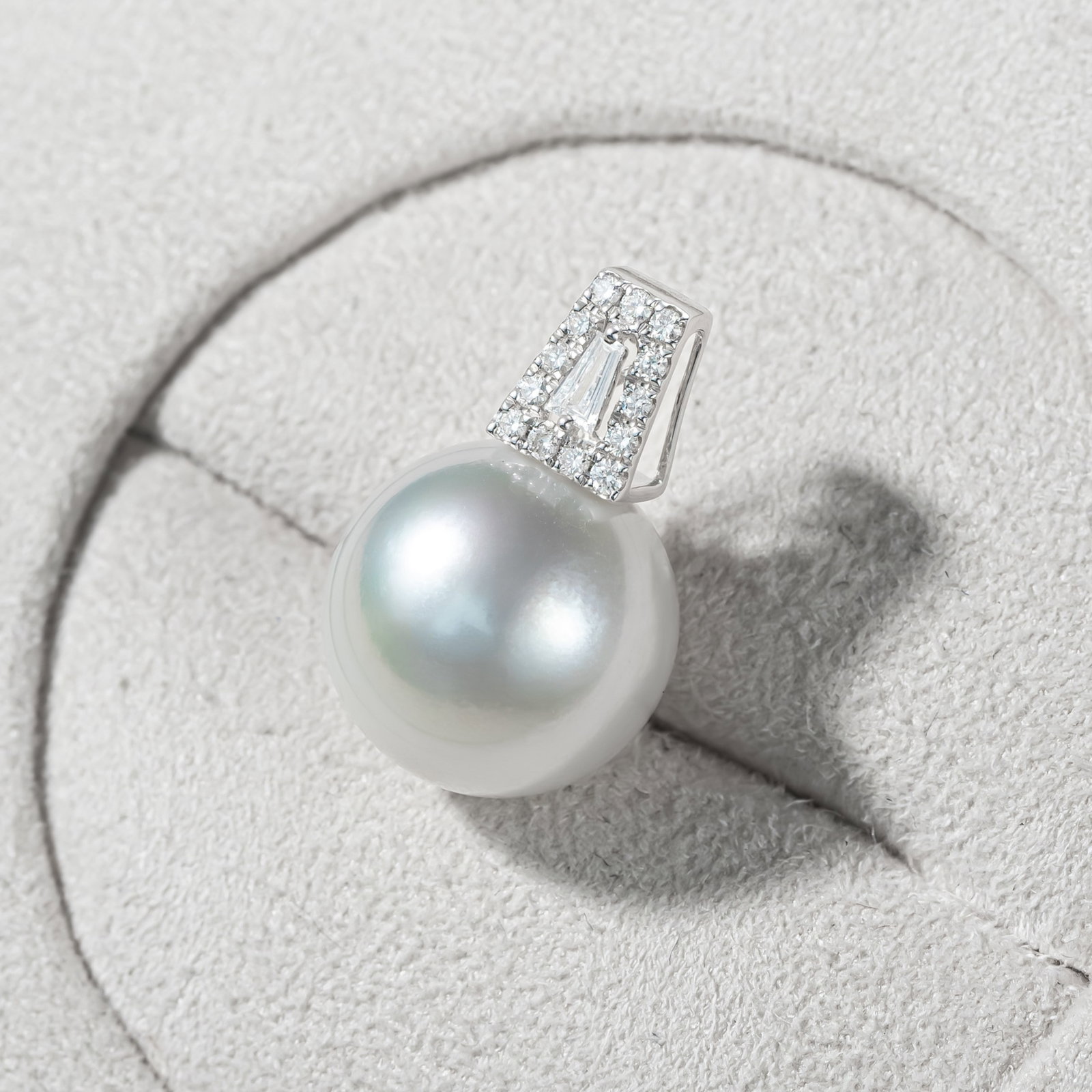18K Gold South Sea White Pearl Pendant: This pendant is meticulously crafted in 18K gold, featuring a South Sea white pearl that exudes an aura of elegance and nobility. The near-round shape of the pearl is beautifully complemented by the w