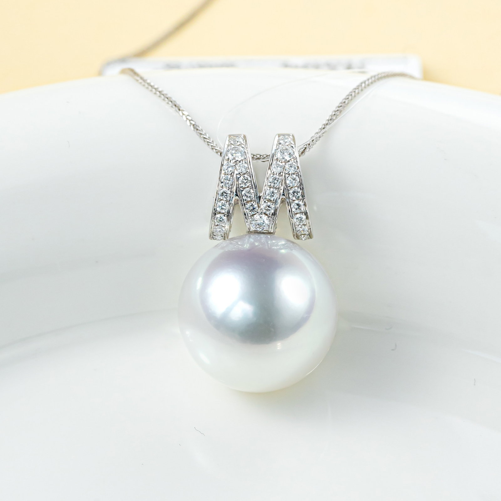 18K Gold South Sea White Pearl Pendant: This pendant is meticulously crafted in 18K gold, featuring a South Sea white pearl that exudes an aura of elegance and nobility. The lustrous pearl complements the brilliance of the metal, making it 