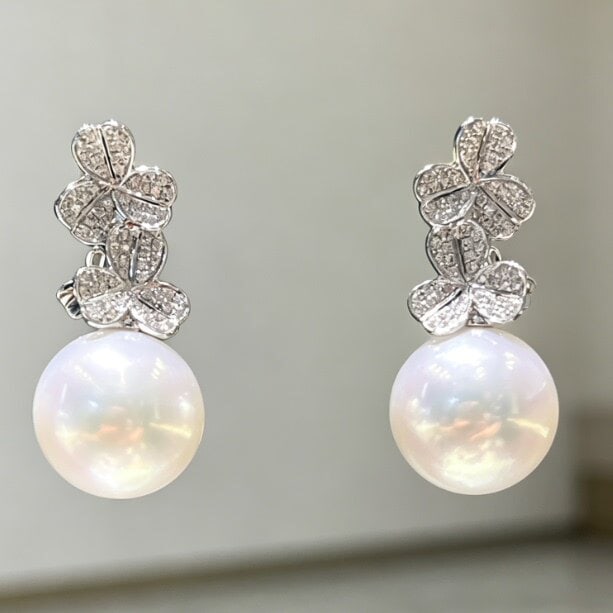18K Gold South Sea White Pearl Earrings: These earrings are meticulously crafted in 18K gold, featuring South Sea white pearls that exude elegance and nobility. The lustrous pearls complement the brilliance of the diamonds, making them suita