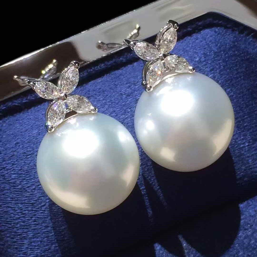 18K Gold South Sea White Pearl Earrings: These earrings are meticulously crafted in 18K gold, featuring South Sea white pearls that exude an aura of elegance and nobility. The lustrous pearls complement the brilliance of 18K gold, making the