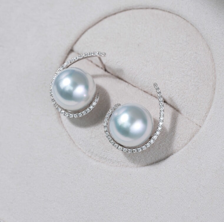 18K Gold South Sea White Pearl Earrings: These earrings are meticulously crafted in 18K gold, featuring South Sea white pearls, showcasing a perfect blend of elegance and luxury. The lustrous pearls complement the brilliance of the metal, su