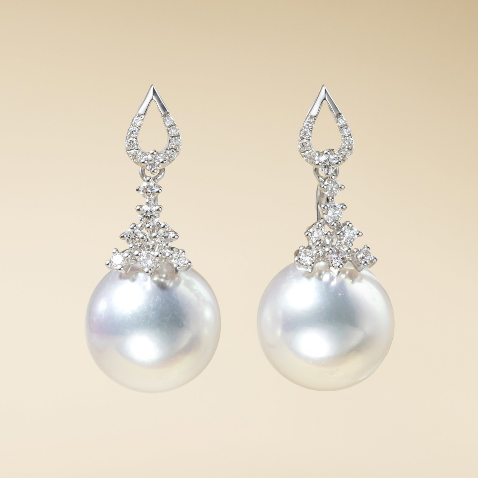 18K Gold South Sea White Pearl Earrings: These earrings are meticulously crafted in 18K gold, featuring South Sea white pearls that exude elegance and nobility. The near-round shape of the pearls adds a unique charm, suitable for various occ