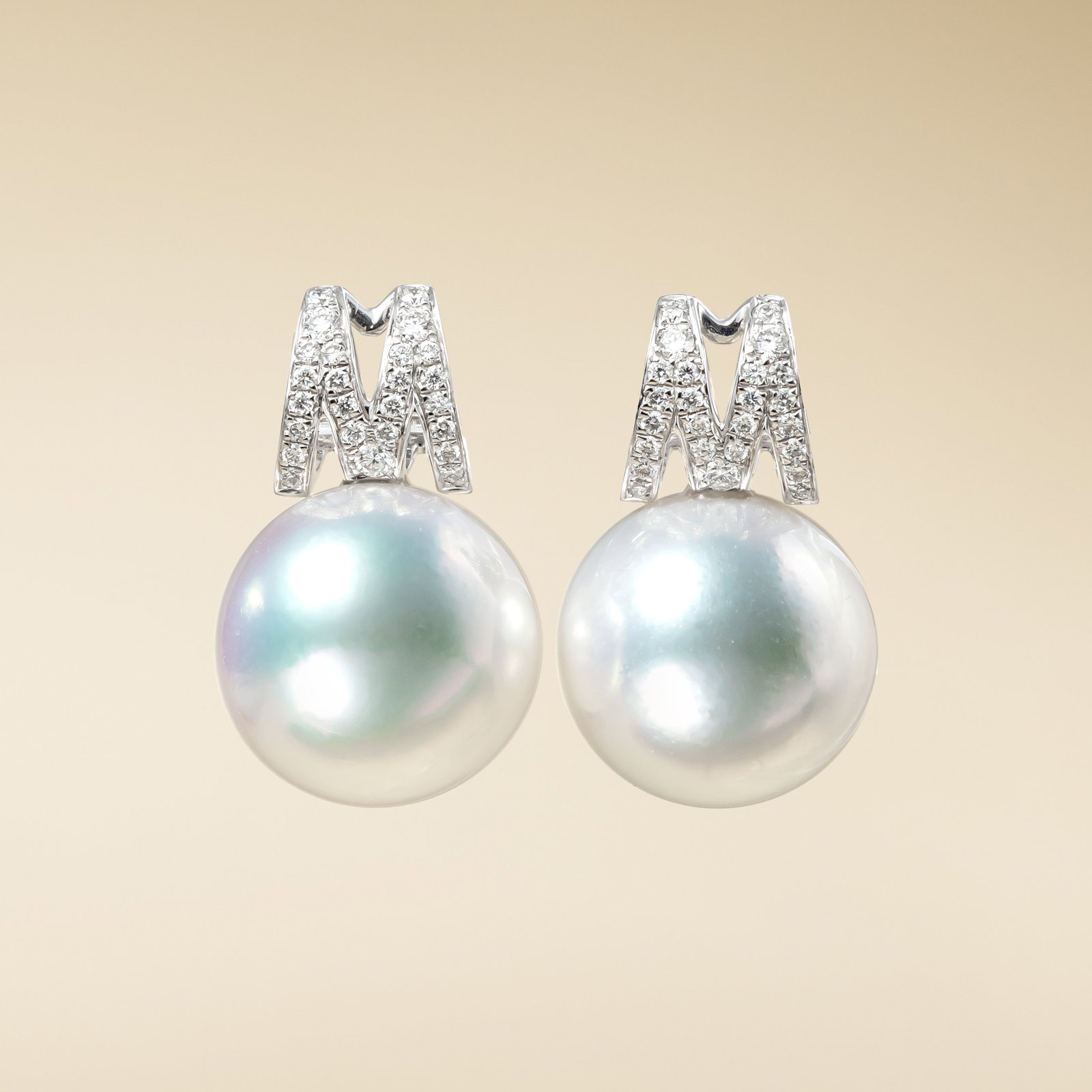 18K Gold South Sea White Pearl Earrings: These earrings are meticulously crafted in 18K gold, featuring South Sea white pearls that exude an aura of elegance and nobility. The lustrous pearls complement the brilliance of 18K gold, making the