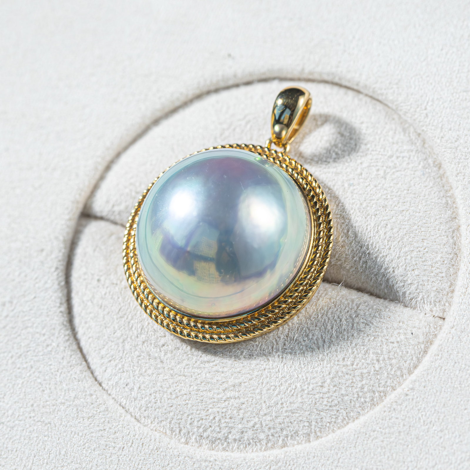18K Gold Natural Mabe Pearl Pendant: This pendant is meticulously crafted in 18K gold, featuring a natural Mabe pearl, exuding unique elegance and nobility. The luster of the seawater pearl complements the brilliance of 18K gold, suitabl
