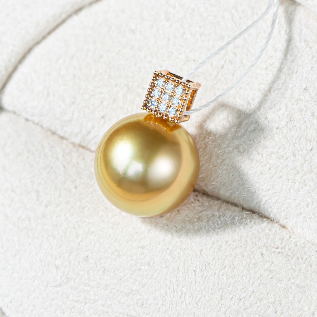 18K Gold South Sea Golden Pearl Pendant: This pendant is meticulously crafted in 18K gold, featuring a South Sea golden pearl, exuding an aura of elegance and nobility. The lustrous pearl complements the brilliance of the metal, suitable for