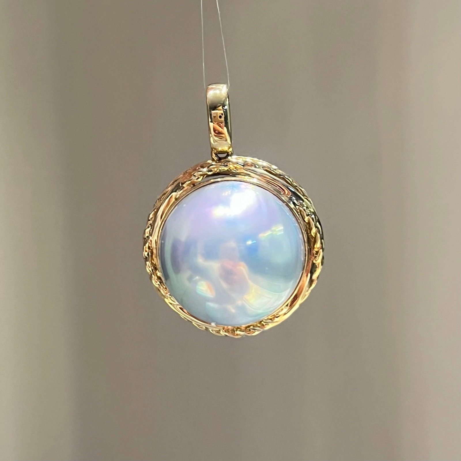18K Gold Mabe Pearl Pendant: This pendant is meticulously crafted in 18K gold, paired with an elegant Mabe pearl, exuding a noble aura. The pearl's flat round shape adds a unique charm, suitable for various occasions.(Pearl 18-19