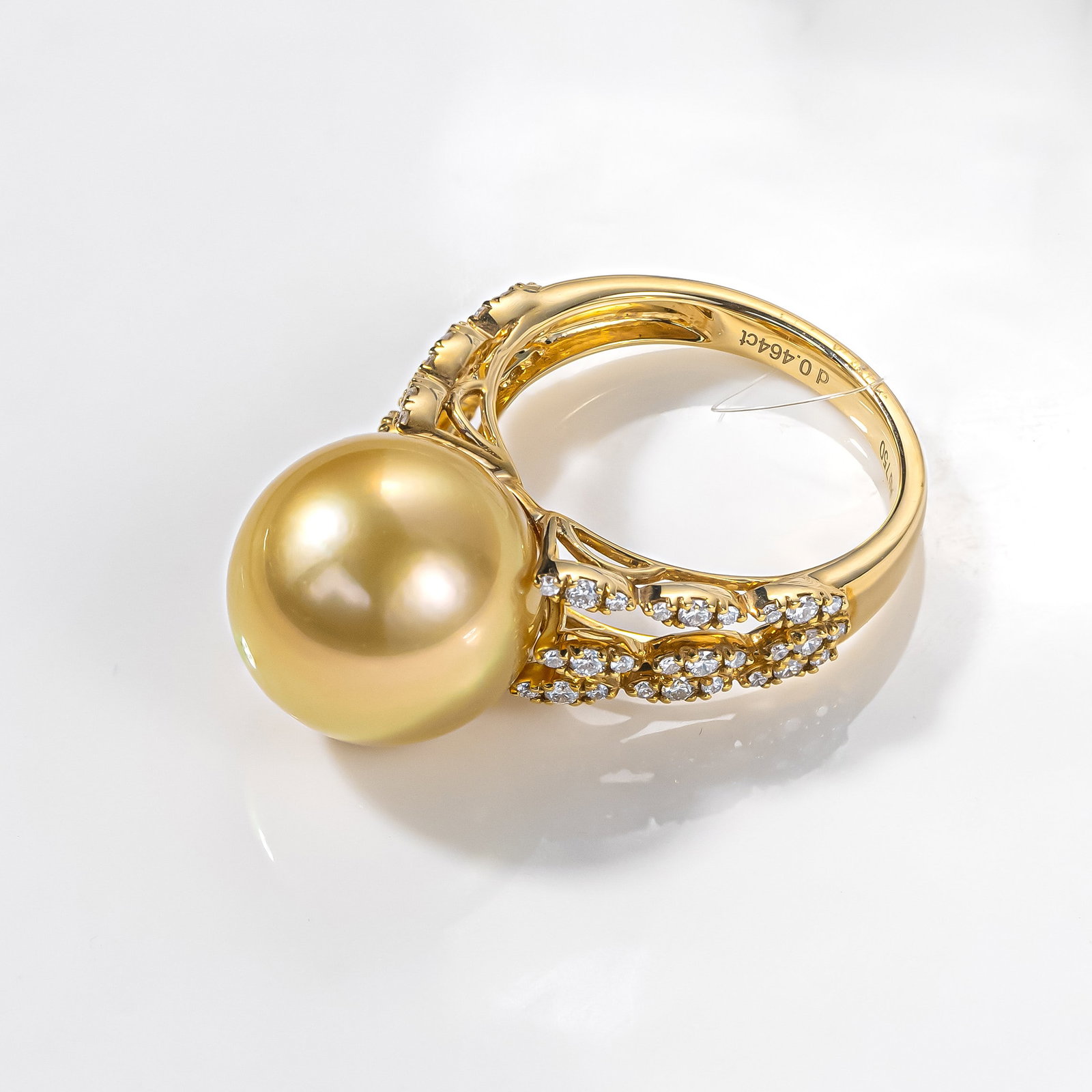 18K Gold South Sea Golden Pearl Ring: This ring features an 18K gold base set with a South Sea golden pearl, showcasing the pearl's natural luster and noble aura. The golden hue of the pearl perfectly complements the 18K gold, ideal for t
