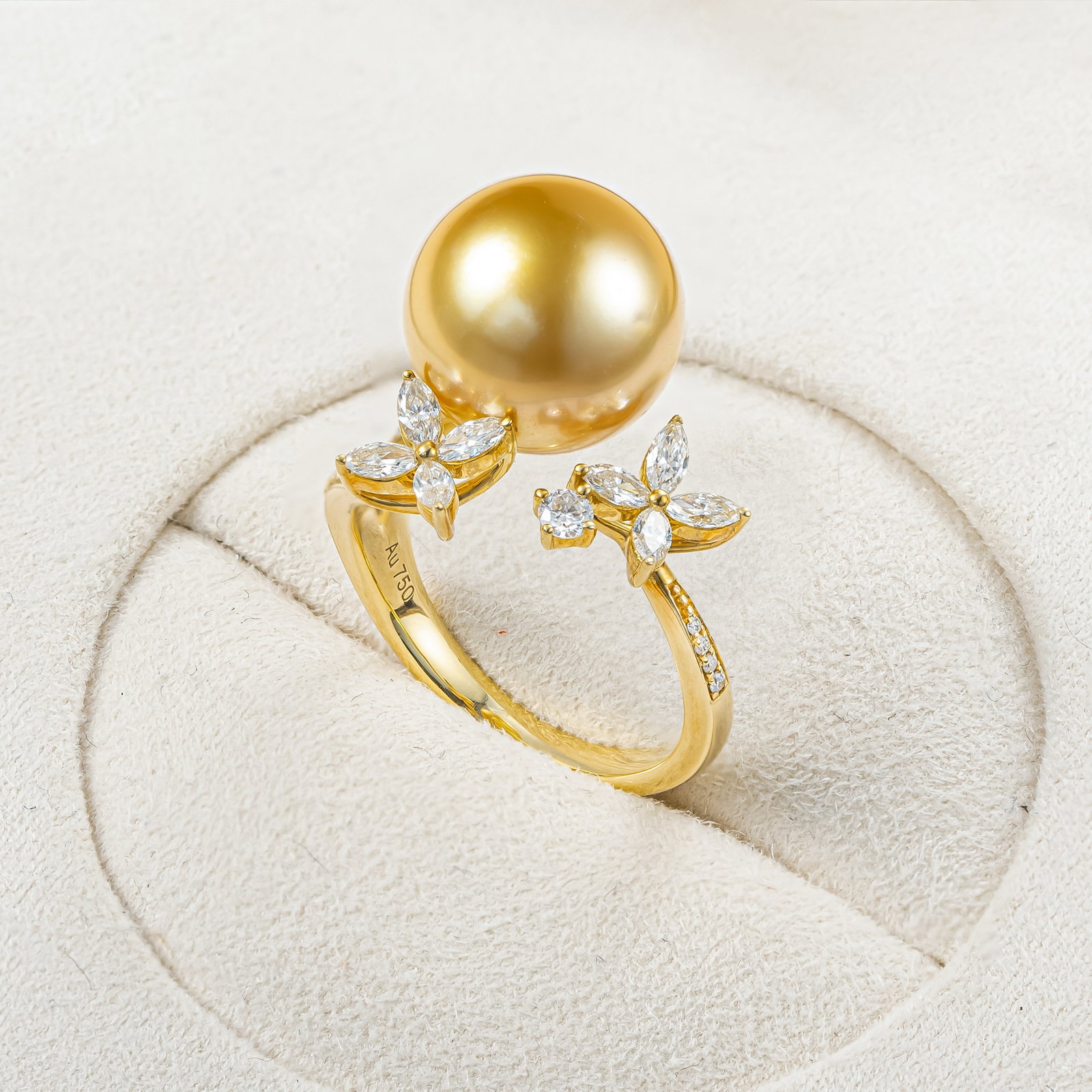 18K Gold Yellow Diamond South Sea Golden Pearl Ring: This ring features a base of 18K gold, adorned with brilliant yellow diamonds and a precious South Sea golden pearl, exuding an aura of elegance and nobility. The luster of the pearl complements the s