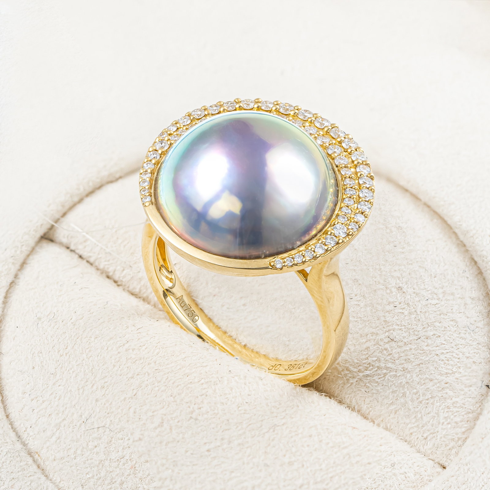 18K Gold Yellow Diamond Mabe Pearl Ring: This ring is crafted in 18K gold, set with yellow diamonds and a Mabe pearl, exuding an aura of elegance and nobility. The flat round shape of the Mabe pearl complements the brilliance of the yellow d