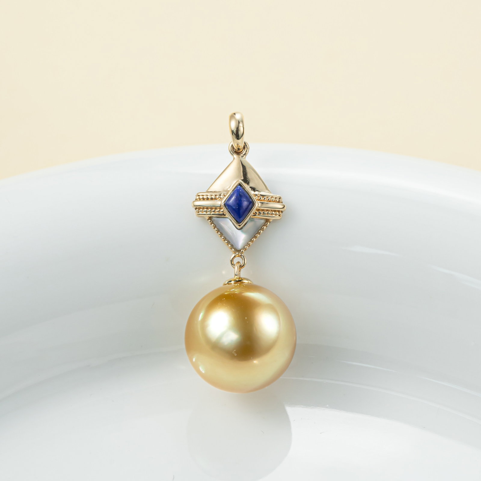 18K Gold South Sea Golden Pearl Pendant: This pendant is meticulously crafted in 18K gold, featuring a South Sea golden pearl that exudes an aura of elegance and nobility. The lustrous pearl complements the brilliance of the metal, making it