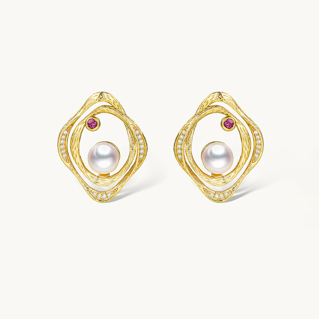 S925 Silver Seawater Pearl Earrings: These earrings feature elegant S925 silver paired with lustrous seawater pearls, exuding a simple yet noble aura. The pearl's luster complements the shine of the silver, suitable for various occasions