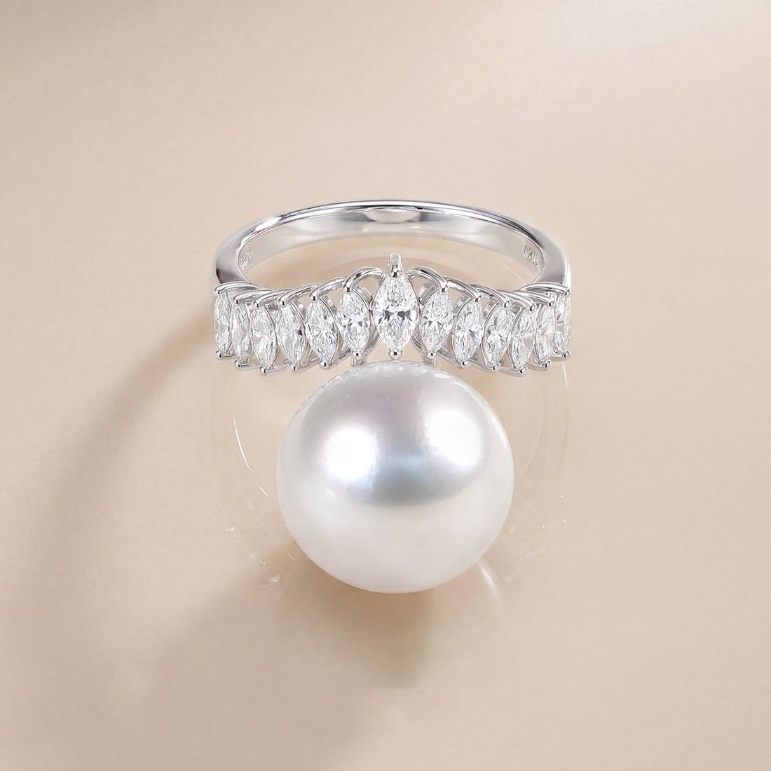 18K Gold GIA Vivid Venus South Sea White Pearl Ring: This ring is meticulously crafted in 18K gold, set with a GIA Vivid Venus South Sea white pearl, showcasing the pearl's natural luster and noble elegance. The pearl diameter is 13-14mm, complemented b