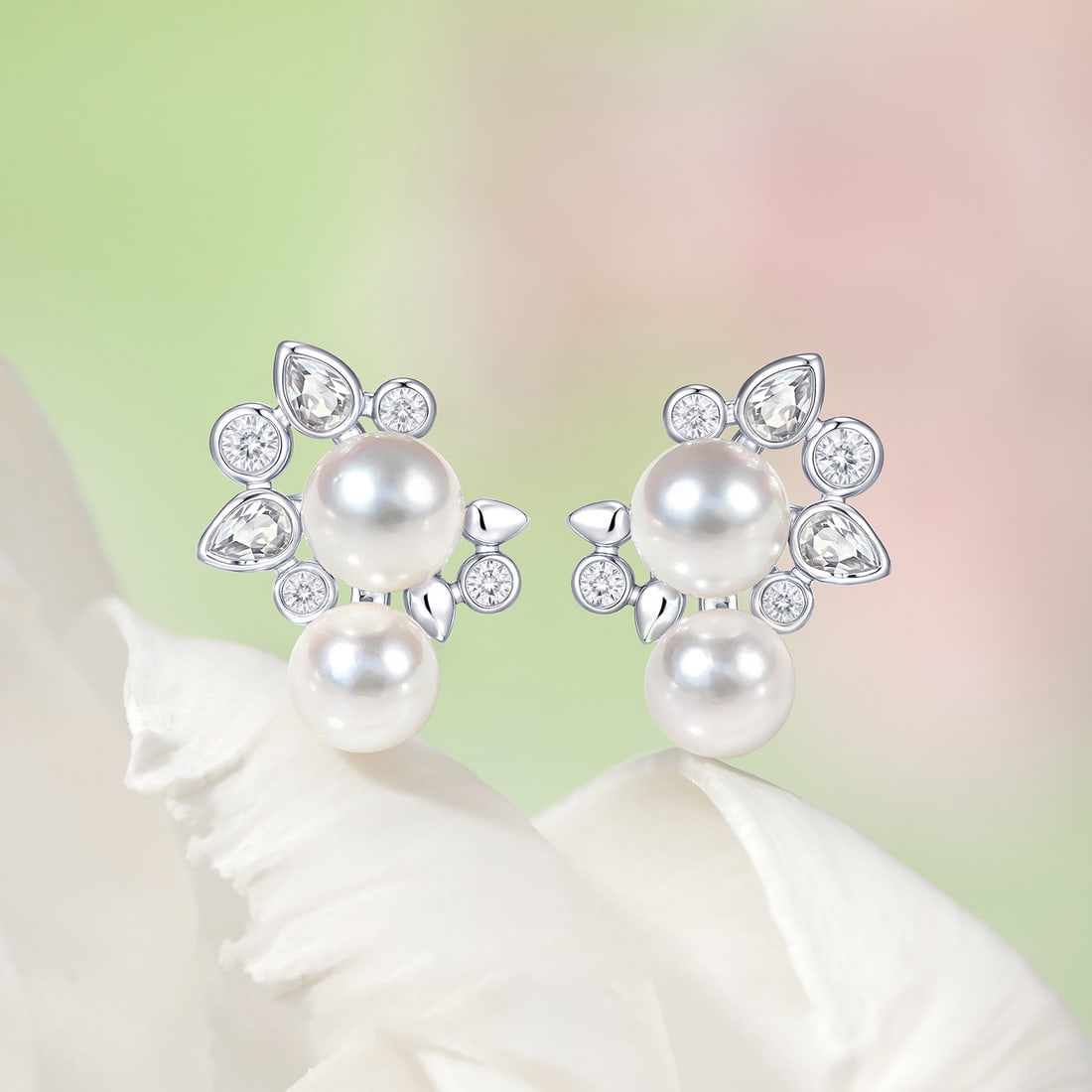 S925 Silver Saltwater Pearl Earrings: These earrings elegantly showcase the natural luster of saltwater pearls, perfectly combined with S925 silver, suitable for various occasions. The delicate texture of the pearls complements the shine 