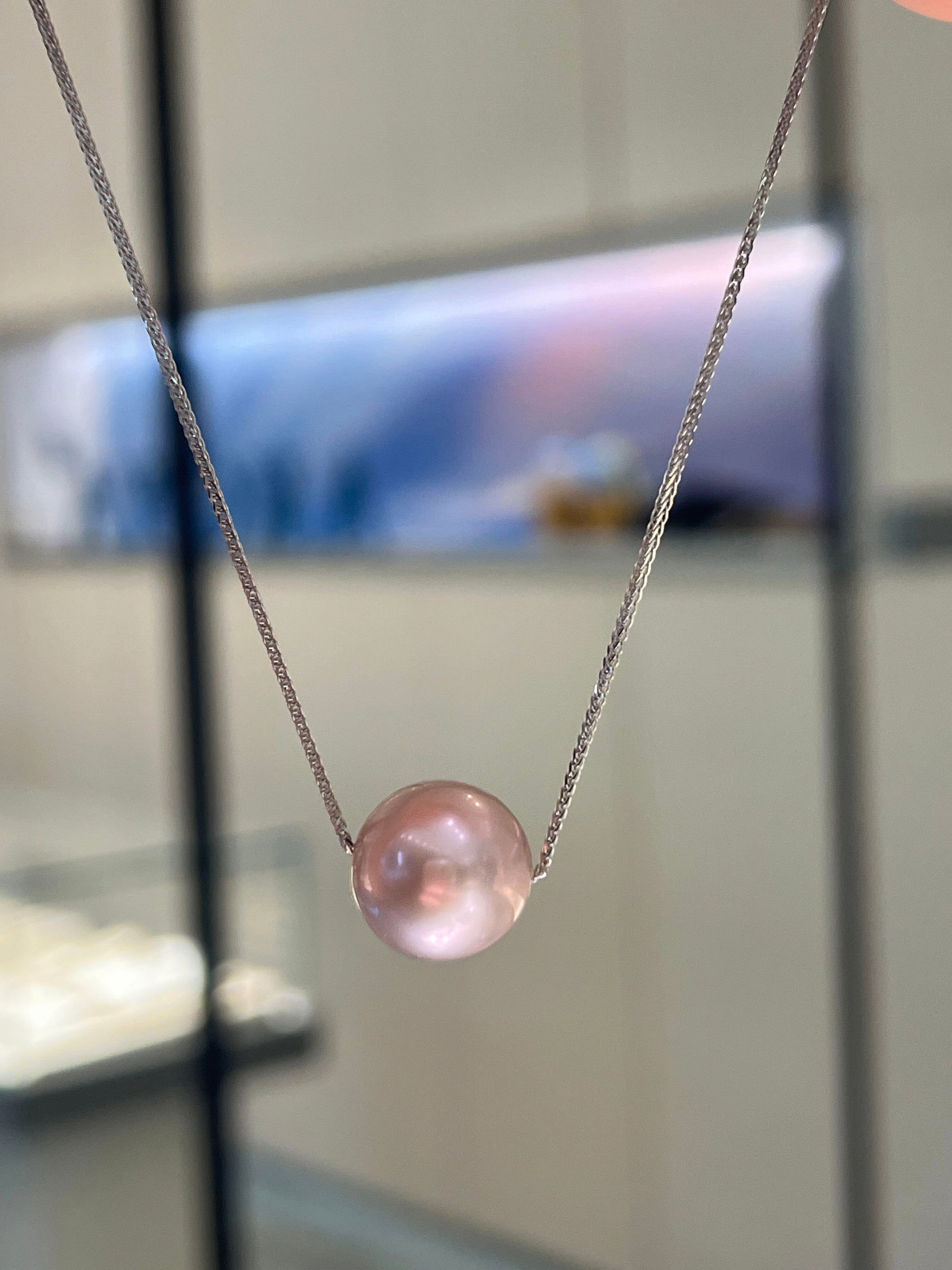 S925 Colorful Freshwater Pearl Necklace: This necklace features S925 silver paired with colorful freshwater pearls, showcasing a perfect blend of elegance and nature. The luster and color of the pearls complement each other, suitable for var