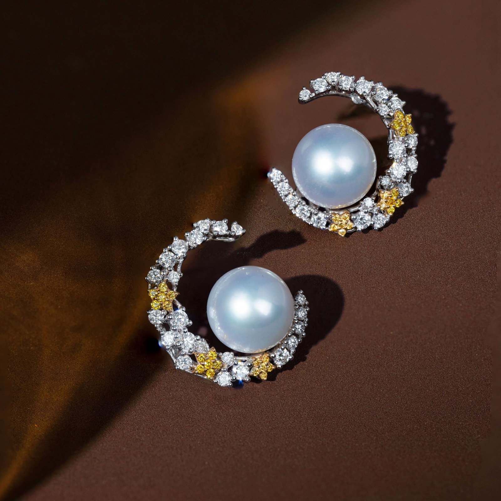 18K Gold South Sea White Pearl Earrings: These earrings are meticulously crafted in 18K gold, featuring South Sea white pearls that exude an aura of elegance and nobility. The lustrous pearls complement the brilliance of diamonds, making the