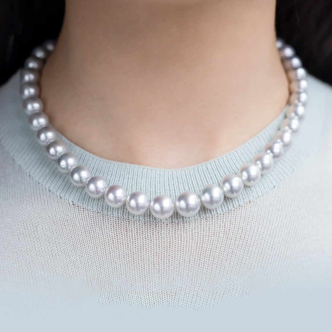 K Gold GIA Vivid Venus South Sea White Pearl Necklace: This necklace features South Sea white pearls, showcasing the natural luster and elegance of the pearls. Each pearl is carefully selected to ensure its roundness and smoothness. The K gold clasp adds 